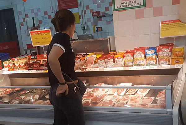 Người tiêu dùng chọn mua thịt heo ở siêu thị vì sợ thịt heo “bẩn” trà trộn vào chợ truyền thống.