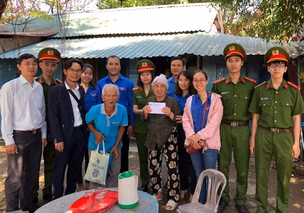 Những suất quà Tết được các cán bộ, chiến sĩ Công an trao tận tay cho các hộ nghèo ở khu vực 1 Kinh thành Huế. Những suất quà Tết được các cán bộ, chiến sĩ Công an trao tận tay cho các hộ nghèo ở khu vực 1 Kinh thành Huế.