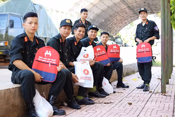 Các thành viên trong Câu lạc bộ “Ngân hàng máu sống” ở Tiểu đoàn CSCĐ. Các thành viên trong Câu lạc bộ “Ngân hàng máu sống” ở Tiểu đoàn CSCĐ.