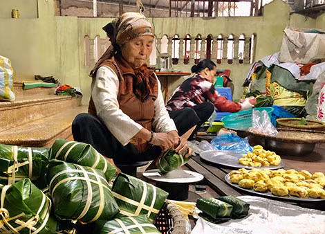 Cụ Nguyễn Thị Lạc ở làng nghề Tranh Khúc, gần 90 tuổi vẫn miệt mài gói bánh chưng.