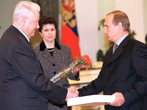 Thời khắc lịch sử khi cựu Tổng thống Yeltsin giới thiệu ông Putin với thế giới.