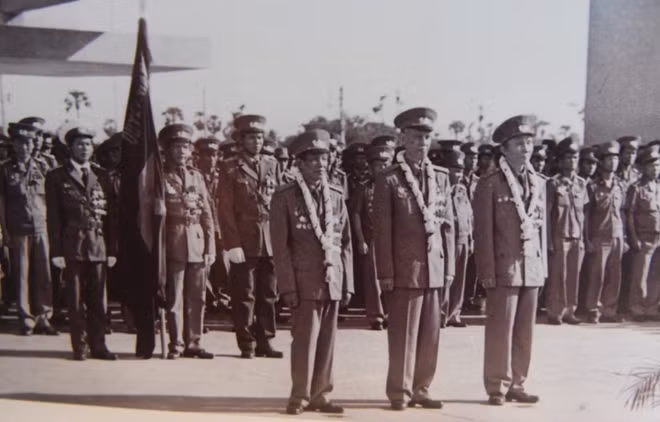 Bức ảnh chụp vào tháng 12 năm 1988. Trung tướng Lê Khả Phiêu (hàng đầu, thứ nhất từ trái sang) trong đội hình Bộ Tư lệnh Quân Việt Nam trở về nước tại sân bay Pô Chen Tông, Phnom Penh.