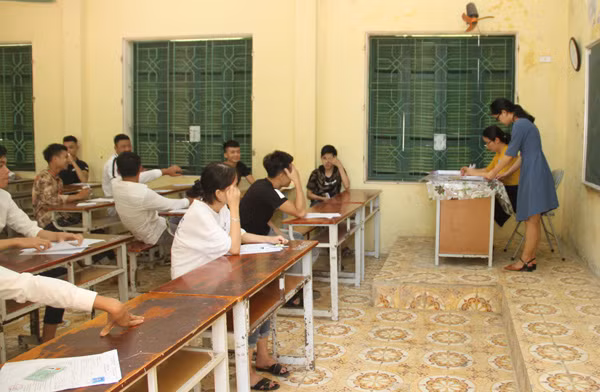 Giáo viên làm thủ trước khi kỳ thi THPT quốc gia 2019 bắt đầu.