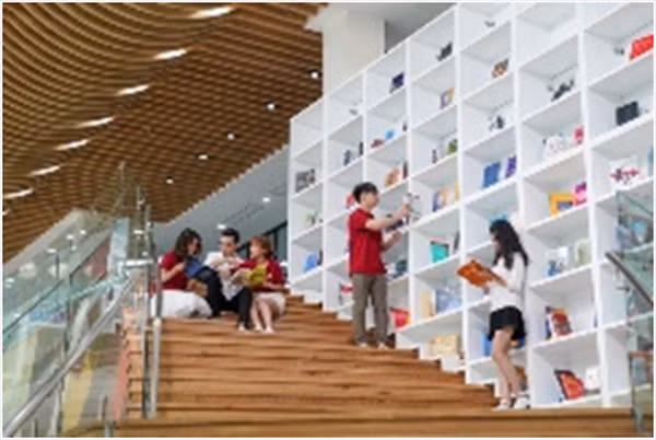 Sinh viên quốc tế đến ĐH VinUni sẽ được học tập tại thư viện kỹ thuật số hiện đại rộng đến 4.000m2. Sinh viên quốc tế đến ĐH VinUni sẽ được học tập tại thư viện kỹ thuật số hiện đại rộng đến 4.000m2.