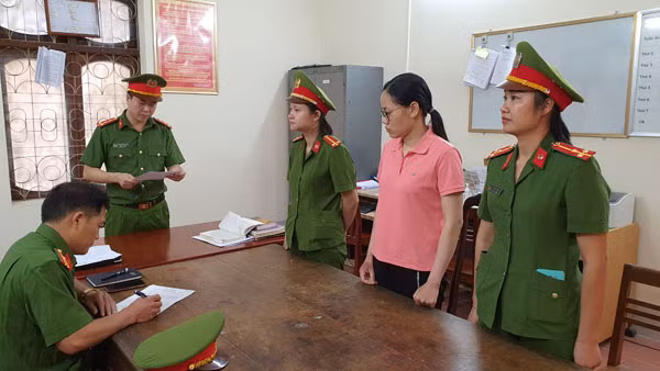 Cơ quan CSĐT tống đạt các Quyết định khởi tố vụ án, khởi tố bị can đối với Nguyễn Thị Hồng Trang. Cơ quan CSĐT tống đạt các Quyết định khởi tố vụ án, khởi tố bị can đối với Nguyễn Thị Hồng Trang.
