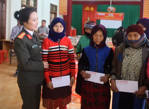Đại tá Nguyễn Thúy Quỳnh, Phó Cục trưởng Cục Truyền thông CAND, Phó Tổng Biên tập Báo CAND thăm hỏi, chúc Tết bà con xã Ma Lé.