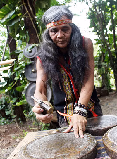 A Biu chỉnh chiêng.