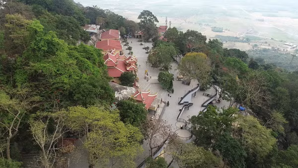 Trong khi đó, tuyến cáp Chùa Hang dài hơn 1.200m giúp du khách dễ dàng di chuyển tới Quần thể văn hóa tâm linh Chùa Bà, Chùa Hang,... linh thiêng.