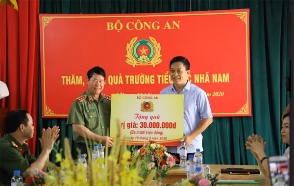 Thứ trưởng Bùi Văn Nam tặng quà Trường Tiểu học Nhã Nam.