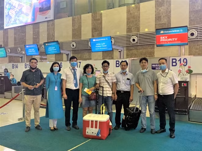 Đoàn cán bộ của Trung tâm Điều phối ghép tạng Quốc gia, các y bác sĩ và hộp y tế đựng trái tim.