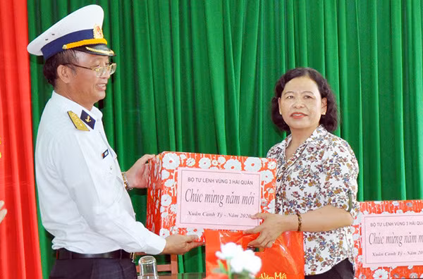 Bộ Tư lệnh Vùng 3 Hải quân tặng quà cho đại diện nhân dân Lý Sơn. Bộ Tư lệnh Vùng 3 Hải quân tặng quà cho đại diện nhân dân Lý Sơn.