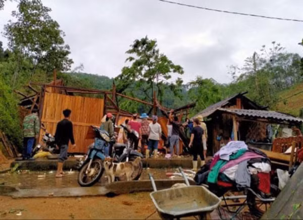 Dãy nhà bị giông lốc cuốn tốc mái.