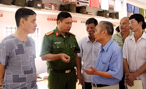 Đại tá Phan Đình Thành, Giám thị Trại giam số 3 trao đổi với người nhà phạm nhân. Đại tá Phan Đình Thành, Giám thị Trại giam số 3 trao đổi với người nhà phạm nhân.