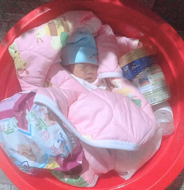 Cháu bé sơ sinh bị bỏ rơi. Cháu bé sơ sinh bị bỏ rơi.