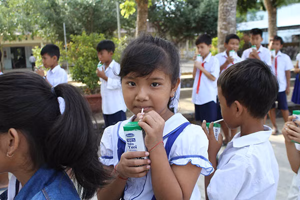 Học sinh Trường Tiểu học Tân Sơn, Trà Vinh hào hứng với hoạt động uống sữa tại trường. Học sinh Trường Tiểu học Tân Sơn, Trà Vinh hào hứng với hoạt động uống sữa tại trường.