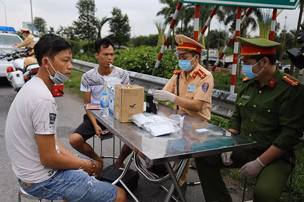 Lực lượng CSGT kiểm tra việc sử dụng ma túy đối với lái xe.