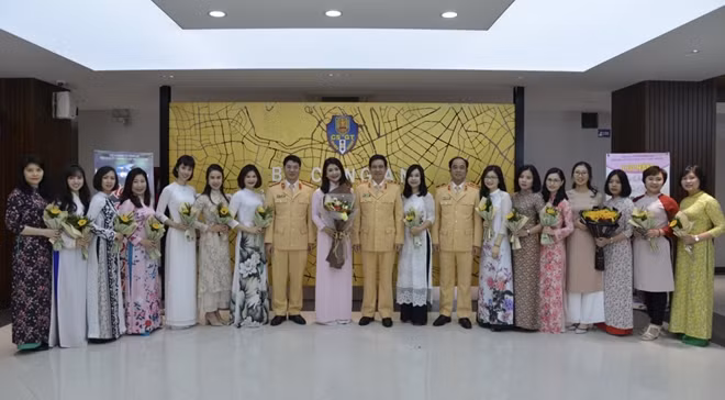 Lãnh đạo Cục CSGT chúc mừng chị em phụ nữ nhân ngày 8/3.