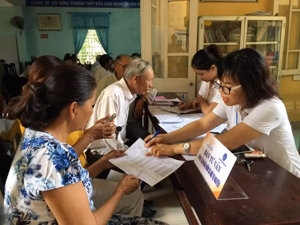 Nhân viên bưu điện tỉnh Thừa Thiên-Huế chi trả lương hưu tại các điểm phục vụ của Bưu điện tỉnh.