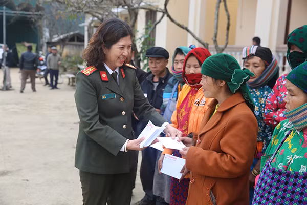 Thượng tá Nguyễn Thị Nhiễu, Phó trưởng Ban Trị sự Báo CAND trao quà Tết tới bà con xã Lũng Cú.