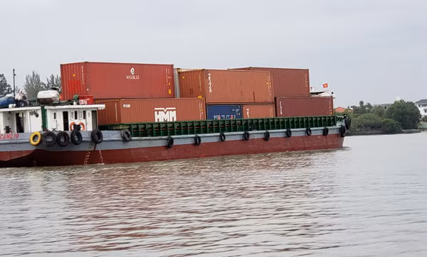 Tuyến sông rất rộng nhưng ít xà lan chở hàng hóa XNK qua lại. Tuyến sông rất rộng nhưng ít xà lan chở hàng hóa XNK qua lại.