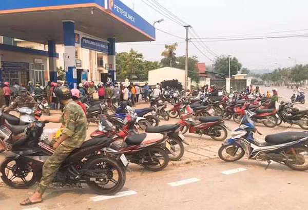 Tình trạng tập trung đông người, gây lộn xộn ở một số cây xăng tại huyện Sốp Cộp do người dân mua xăng về dự trữ. Tình trạng tập trung đông người, gây lộn xộn ở một số cây xăng tại huyện Sốp Cộp do người dân mua xăng về dự trữ.