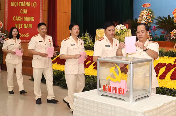 Các đại biểu bỏ phiếu bầu Ban Chấp hành Đảng bộ Công an tỉnh Thái Bình, nhiệm kỳ 2020 – 2025.
