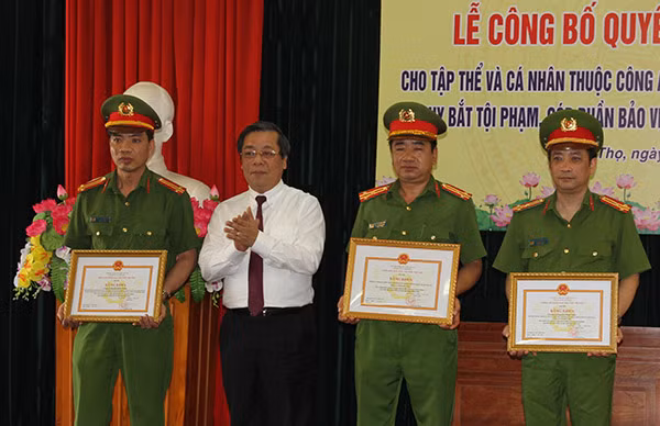 Đại diện Ngân hàng Nhà nước Việt Nam tặng Bằng khen cho 1 tập thể và 2 cá nhân thuộc Công an tỉnh Phú Thọ.