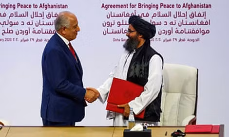Đặc phái viên Mỹ Zalmay Khalilzad và phó soái Taliban Mullah Abdul Ghani Baradar (trưởng phái đoàn đàm phán hiện nay) tại lễ ký kết thỏa thuận hồi tháng 2-2020.
