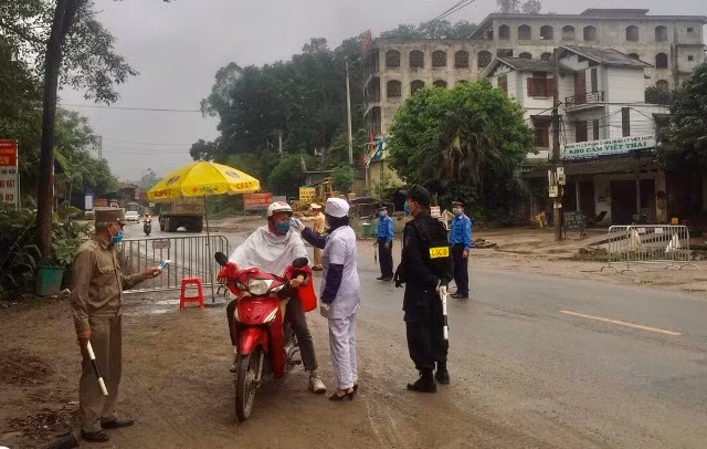 Lực lượng CSGT phối hợp cùng lực lượng chức năng tăng cường kiểm soát giao thông ở các cửa ngõ ra vào thành phố.