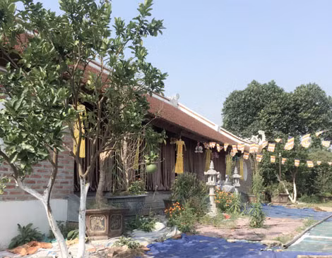 Gian thờ Tam Bảo sau khi được trùng tu tiền tỉ vẫn không để được 3 pho tượng quý của chùa.