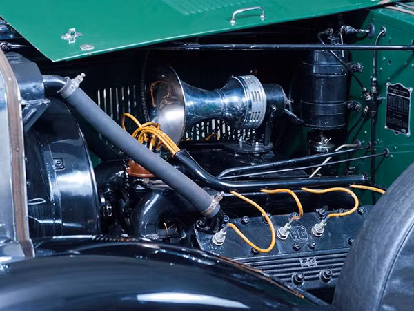 Xe được trang bị động cơ Caddy V-8 đã được nâng cấp.