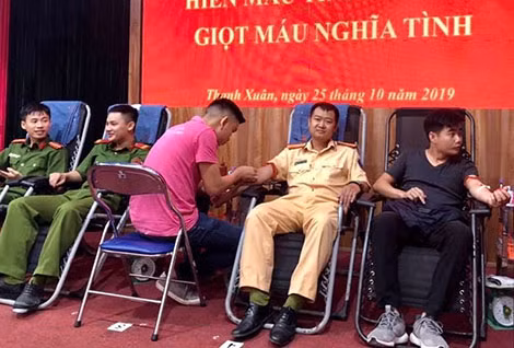 Cán bộ chiến sĩ Công an tham gia hiến máu nhân đạo. Cán bộ chiến sĩ Công an tham gia hiến máu nhân đạo.