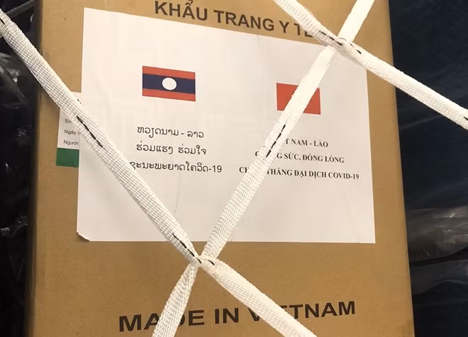 Khẩu trang được đưa tới Lào.