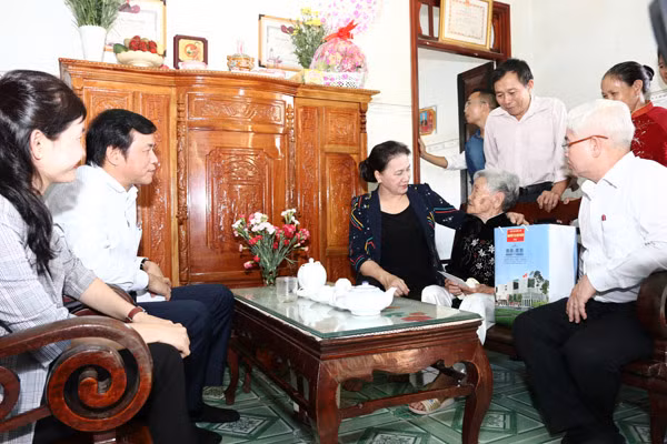 Chủ tịch Quốc hội Nguyễn Thị Kim Ngân cùng đoàn công tác đã đã đến thăm và tặng quà Mẹ Việt Nam anh hùng Hà Thị Tần.