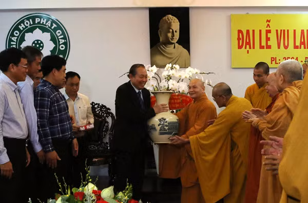 Ủy viên Bộ Chính trị, Phó Thủ tướng Thường trực Chính phủ Trương Hoà Bình trao quà chúc mừng Hòa thượng Thích Thiện Nhơn.