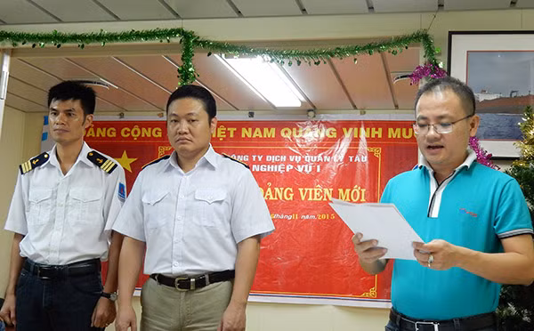 Kết nạp Đảng viên mới trên tàu.