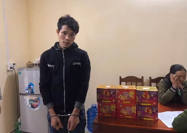 Nguyễn Văn Thanh cùng số pháo thu giữ.