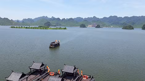 Bố trí thủy đình như nhà đón tiếp lạ lẫm với không gian văn hóa tâm linh Việt.