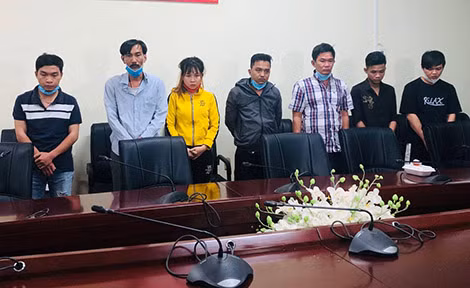 Một số đối tượng trong đường dây sản xuất giấy tờ giả bị bắt.