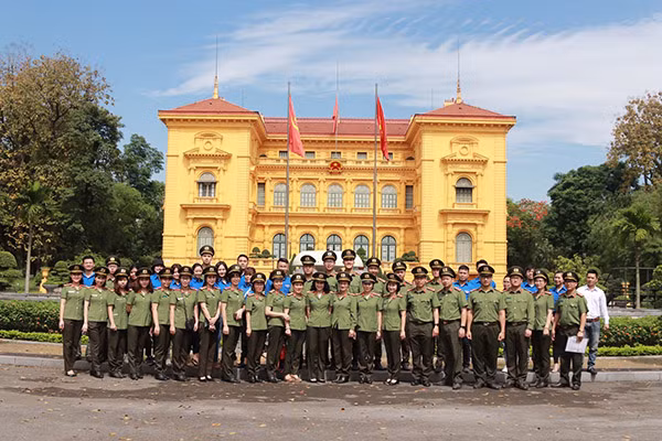 Các đại biểu tham dự chương trình.