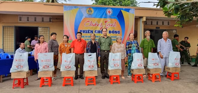Tặng quà cho gia đình nghèo.