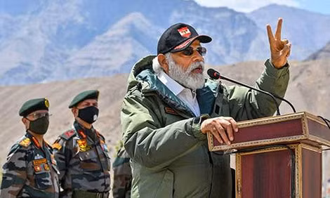 Thủ tướng Ấn Độ Narendra Modi trong chuyến thăm vùng Ladakh, giáp biên giới Trung Quốc ngày 3-7.