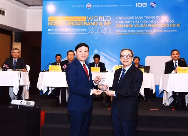 Thứ trưởng Bộ TT&TT Phan Tâm trao giải – Nhà mạng có chất lượng băng rộng di động tốt nhất cho đại diện Viettel.