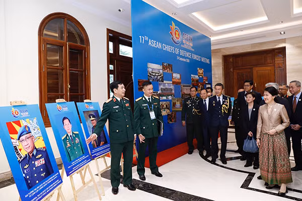 Thứ trưởng Phan Văn Giang, các Đại sứ và Tùy viên Quốc phòng các nước ASEAN tại Việt Nam tham quan trưng bày thành tựu Quốc phòng ASEAN.