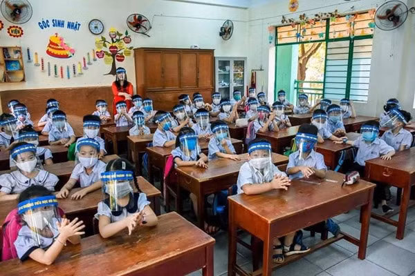 Học sinh tiểu học đeo mũ có tấm chắt giọt bắn trong ngày đầu tiên đi học trở lại đã làm “dậy sóng” mạng xã hội.