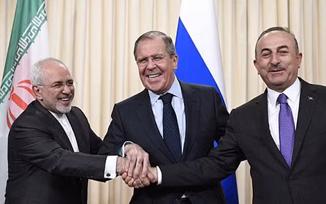 Ngoại trưởng Iran Mohammad Javad Zarif, Ngoại trưởng Nga Sergei Lavrov và Ngoại trưởng Thổ Nhĩ Kỳ Mevlut Cavusoglu bắt tay sau một cuộc hội đàm về vấn đề Syria.