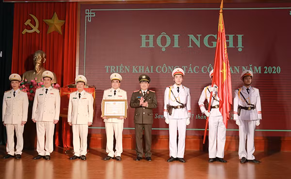 Thừa ủy quyền của Chủ tịch nước, Thứ trưởng Nguyễn Văn Thành trao Huân chương Bảo vệ Tổ quốc hạng Ba lên Cờ truyền thống của Công an tỉnh Lạng Sơn.