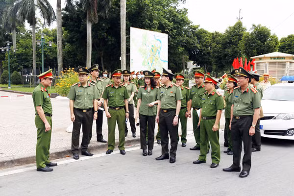 Lãnh đạo Công an tỉnh Nam Định kiểm tra các chốt đảm bảo ANTT Đại hội đại biểu Đảng bộ tỉnh Nam Định lần thứ XX.