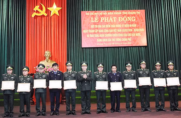 Trao tặng Bằng khen của UBND tỉnh Quảng Trị cho các tập thể, cá nhân.