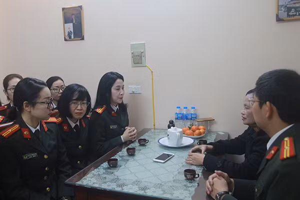 Đoàn công tác Cục truyền thông CAND thăm hỏi, động viên thân nhân liệt sĩ Dương Đức Hoàng Quân.